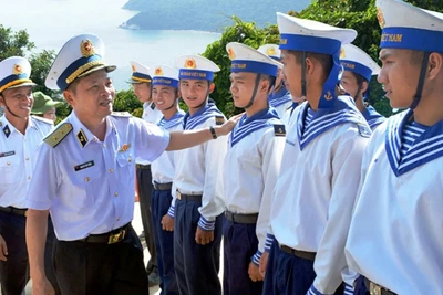 Trung tướng Nguyễn Văn Bổng, Chính ủy Quân chủng Hải quân thăm, động viên chiến sĩ trẻ ở lại trực Tết. 