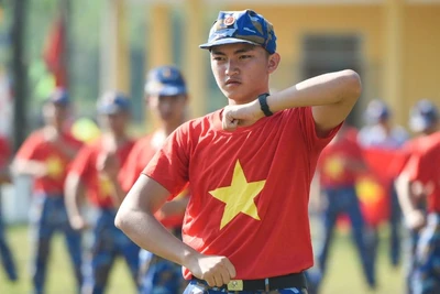 Khởi đầu một ngày mới của chiến sĩ Hải quân Việt Nam bằng bài tập thể dục.