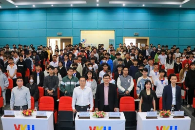 Hơn 500 sinh viên, giảng viên tham dự tọa đàm bằng hình thức trực tiếp và trực tuyến.