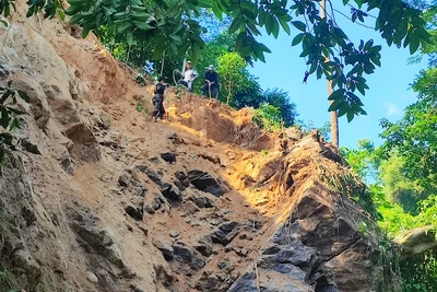 Sạt lở đất tại K127+700, Quốc lộ 4D tại xã Cốc San, thành phố Lào Cai.