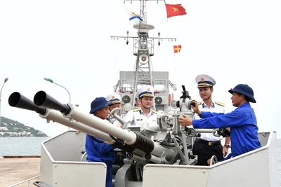 Kiểm tra công tác bảo quản vũ khí trên Tàu 251, Hải đội 512, Lữ đoàn 127, Vùng 5 Hải quân.