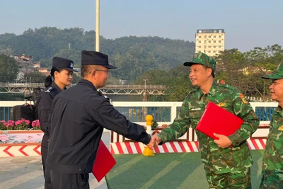 Chỉ huy trưởng của 2 bên ký kết biên bản kết thúc đợt tuần tra.