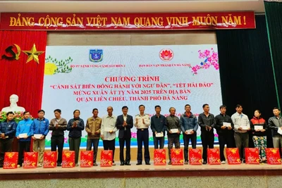 Bộ Tư lệnh Vùng Cảnh sát biển 2 trao quà cho ngư dân nghèo quận Liên Chiểu, Đà Nẵng.