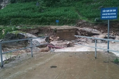 Cầu tạm Sim San, xã Y Tý, huyện Bát Xát đã bị mưa lũ cuốn trôi.