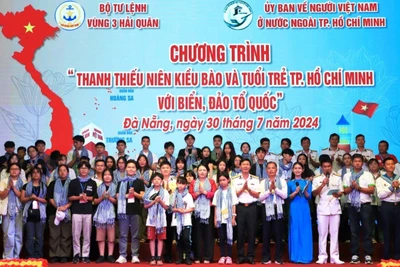 Chương trình “Thanh thiếu niên kiều bào và tuổi trẻ thành phố Hồ Chí Minh với biển, đảo quê hương” tại Vùng 3 Hải quân.