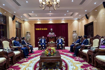 Đồng chí Lê Trung Chinh, Phó Bí thư Thành ủy, Chủ tịch Ủy ban nhân dân thành phố Đà Nẵng tiếp đồng chí Jeremy Bacchi, Ủy viên Bộ Chính trị Đảng Cộng sản Pháp, Thượng nghị sĩ tỉnh Bounche De Rhone, Cộng hòa Pháp.