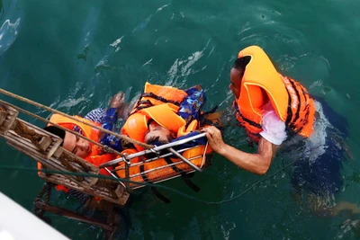 Cán bộ, chiến sĩ Tàu 263, Hải đội 515 huấn luyện kỹ năng cứu người rơi xuống nước trong chiến đấu.