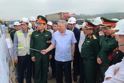 Phó Thủ tướng Thường trực Nguyễn Hòa Bình khảo sát hiện trường và làm việc với lãnh đạo thành phố Đà Nẵng, chủ đầu và nhà thầu cao tốc Hòa Liên-Túy Loan.