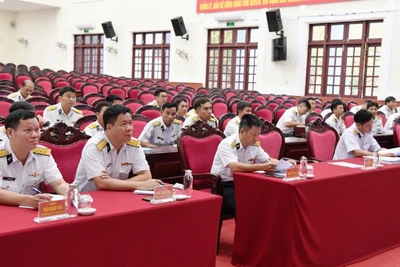 Cán bộ, sĩ quan các cơ quan, đơn vị và đội ngũ cán bộ tàu thuộc Lữ đoàn 127, Lữ đoàn 175 tham dự lớp tập huấn.