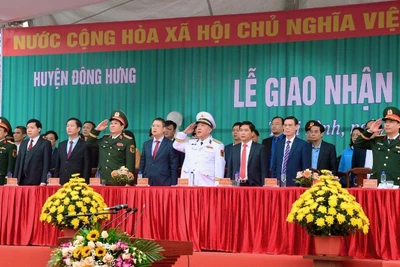 Các đại biểu dự Lễ giao nhận quân tại huyện Đông Hưng, tỉnh Thái Bình.