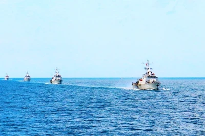 Các biên đội tàu của Bộ Tư lệnh Vùng 5 Hải quân huấn luyện chiến đấu trên biển.