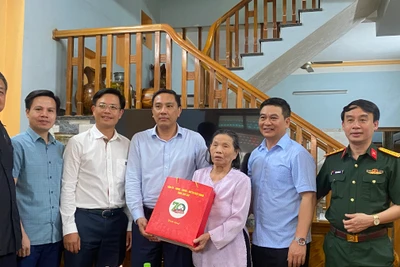 Đoàn công tác thăm và tặng quà cho cụ bà Nguyễn Thị Vân tại Tổ dân phố 6B, thị trấn Phố Ràng, huyện Bảo Yên (Lào Cai).