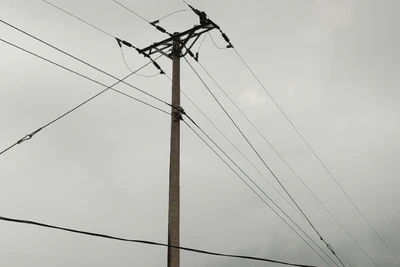 Cột điện 03, đường dây 35kV nhánh rẽ Khâm Trên, lộ 374E 20.40, nơi xảy ra tai nạn.