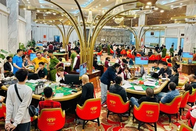 Hiện trường vụ đánh bạc bị triệt phá tại khách sạn Royal Lào Cai chiều 6/3.