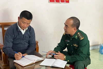 Cán bộ Đồn Biên phòng A Mú Sung tham gia sinh hoạt Đảng tại chi bộ thôn Lũng Pô, xã A Mú Sung.