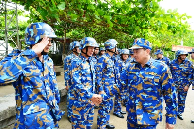 Tư lệnh Hải quân Trần Thanh Nghiêm và đoàn công tác thăm cán bộ, chiến sĩ đảo Trường Sa Đông.