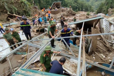 Hơn 300 cán bộ, chiến sĩ công an, quân đội và người dân nỗ lực tìm kiếm nạn nhân mất tích, giúp người dân vùng lũ ống Sa Pa sớm ổn định cuộc sống và sản xuất. (Ảnh: THANH TUẤN)