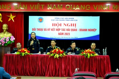 Cục Hải quan Lào Cai đối thoại với doanh nghiệp để tháo gỡ vướng mắc, khó khăn trong xuất, nhập khẩu hàng hóa với Trung Quốc. (Ảnh: QUỐC HỒNG)