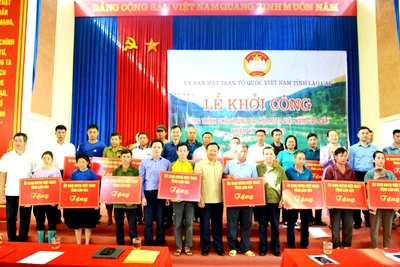 Lãnh đạo Ủy ban Mặt trận Tổ quốc tỉnh Lào Cai trao tiền hỗ trợ xây nhà đại đoàn kết cho hộ nghèo ở xã vùng sâu Nậm Lúc, huyện Bắc Hà. (Ảnh: QUỐC HỒNG)