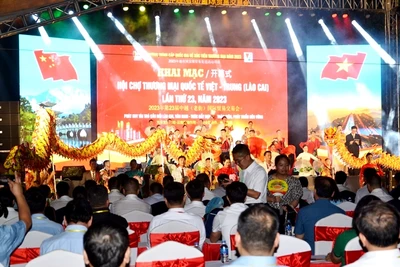 Tối 10/11, tại thành phố Lào Cai đã khai mạc Hội chợ thương mại quốc tế Việt-Trung, sau hơn 3 năm bị gián đoạn do đại dịch Covid-19. ( Ảnh: QUỐC HỒNG)