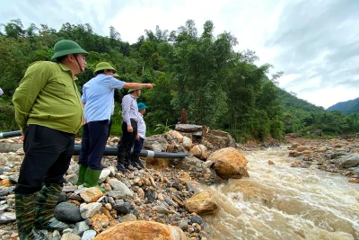 Lãnh đạo tỉnh Lào Cai và thị xã Sa Pa kiểm tra hiện trường lũ ống ở thôn Nậm Than, xã Liên Minh, thị xã Sa Pa sáng 13/9. (Ảnh: QUỐC HỒNG)