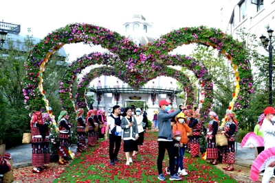 Lễ hội mùa hè Sa Pa thu hút du khách trong và ngoài nước. (Ảnh: QUỐC HỒNG)