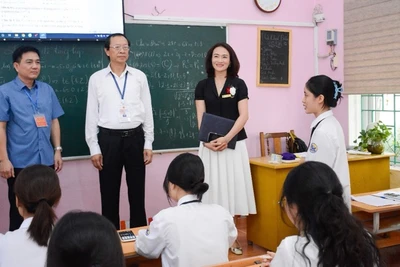 Thứ trưởng Giáo dục và Đào tạo Phạm Ngọc Thưởng động viên các em học sinh lớp 12 Trường trung học phổ thông Vĩnh Yên. 