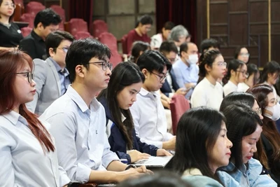 Tọa đàm khoa học với chủ đề “Việt Nam thịnh vượng trong kỷ nguyên mới”. 