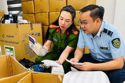 Khám xét kho hàng của đường dây sản xuất hơn 100 tấn thực phẩm chức năng, thiết bị y tế giả vừa bị Công an Hà Nội triệt phá. (Ảnh: PC03 (Công an Hà Nội) cung cấp)