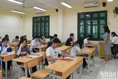 Thí sinh làm thủ tục thi tốt nghiệp trung học phổ thông năm 2024. (Ảnh THÀNH ĐẠT)