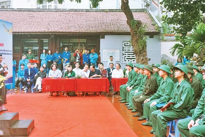 Quận Tây Hồ chú trọng giáo dục công tác chính trị-tư tưởng với thế hệ trẻ trong xây dựng người Hà Nội thanh lịch, văn minh. 