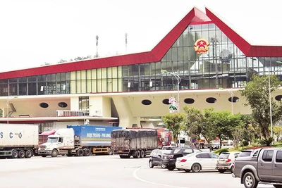 Tòa nhà Trung tâm cửa khẩu quốc tế Hữu Nghị, Ðồng Ðăng (Lạng Sơn) được xây dựng khang trang. 