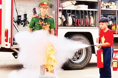 Các em học sinh rèn luyện kỹ năng phòng cháy, chữa cháy. 