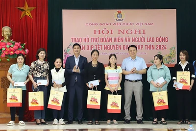 Ðồng chí Ngọ Duy Hiểu trao quà tặng đoàn viên, người lao động có hoàn cảnh khó khăn dịp Tết Nguyên đán Giáp Thìn. 