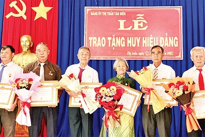 Lễ trao Huy hiệu Ðảng cho các đảng viên cao tuổi đảng năm 2023 của Huyện ủy Tân Biên. 