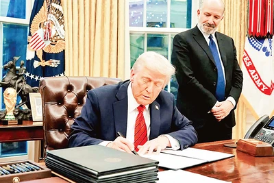 Tổng thống Mỹ ký sắc lệnh hành pháp tại Nhà Trắng. (Ảnh EPA) 