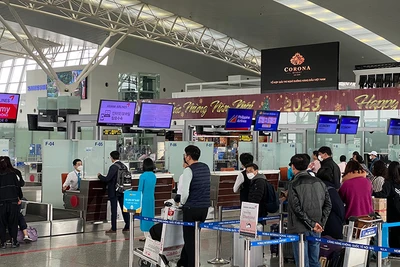 Hành khách mua vé máy bay tại Cảng hàng không quốc tế Nội Bài. 