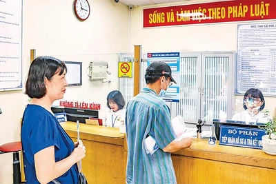 Người dân đến làm thủ tục hành chính được trả kết quả ngay sau 5-10 phút tại UBND phường Hàng Bồ. (Ảnh THIỆN TÂM) 
