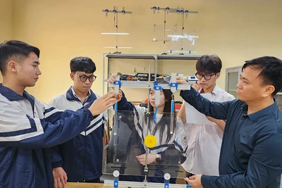 Giờ thực hành của học sinh Trường trung học phổ thông Phùng Khắc Khoan - Thạch Thất (Hà Nội). 