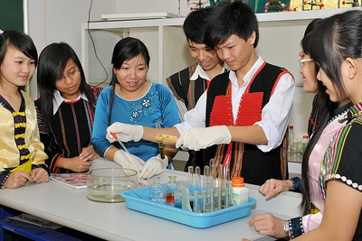 Việt Nam luôn bảo đảm quyền được giáo dục cho mọi người. (Trong ảnh: Giờ học thực hành môn Hóa học của học sinh Trường THPT dân tộc Nội trú N’Trang Lơng, Ðắk Lắk). (Ảnh THU CÚC) 