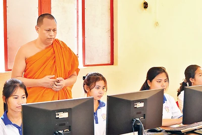 Ðại đức Thạch Ða Ra thăm lớp Tin học cơ bản do chùa Thlốt tổ chức dành cho các học sinh người Khmer tại khuôn viên chùa. (Ảnh MỸ HÀ) 
