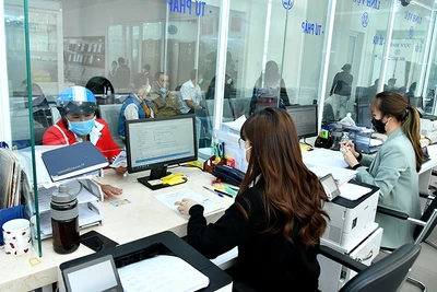 Ứng dụng công nghệ thông tin giải quyết thủ tục hành chính tại Trung tâm phục vụ hành chính công tỉnh Lâm Ðồng. (Ảnh ANH SƠN) 