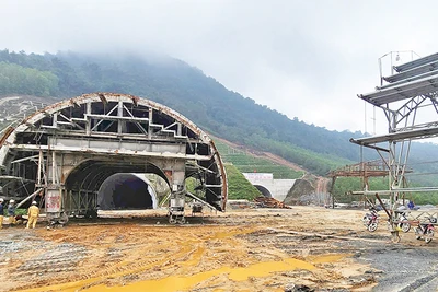 Kỹ sư, công nhân lắp ráp khung chống đỡ cửa hầm trái phía nam hầm Ðèo Bụt. 