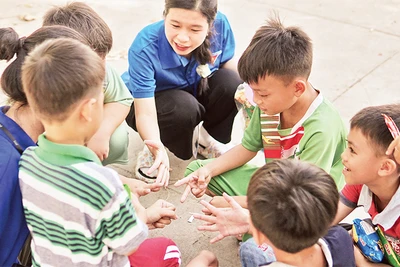 Ðoàn viên thanh niên thành phố Cần Thơ tổ chức trò chơi dân gian cho học sinh dịp hè.