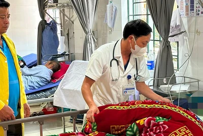 Thăm khám cho người bệnh đang điều trị tại Trung tâm Y tế huyện Si Ma Cai (Lào Cai). (Ảnh MINH HOÀNG) 