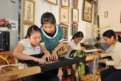 Dạy nghề thêu cho người khuyết tật tại thành phố Gia Nghĩa (Ðắk Nông). (Ảnh Nguyễn Ðăng) 