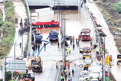 Nhiều tuyến đường tại Hàn Quốc ngập nặng do mưa lớn. (Ảnh AP) 