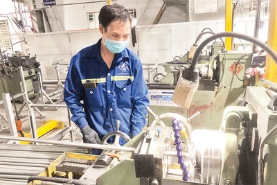 Doanh nghiệp như "trút được gánh nặng" khi được tháo gỡ những khó khăn về quy định phòng cháy, chữa cháy. Trong ảnh: Sản xuất tại Công ty Cát Vạn Lợi, huyện Củ Chi. 