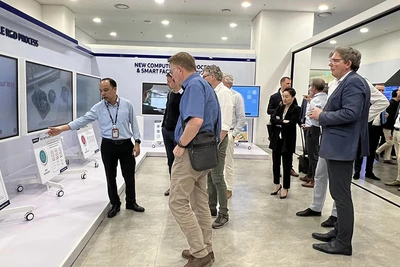 Ðoàn các doanh nghiệp Hà Lan thăm Khu công nghệ cao Hòa Lạc (Hà Nội). 