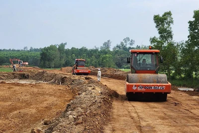Các nhà thầu triển khai máy móc, phương tiện bạt núi, san lấp mặt bằng mở tuyến cao tốc Quảng Ngãi-Hoài Nhơn. 